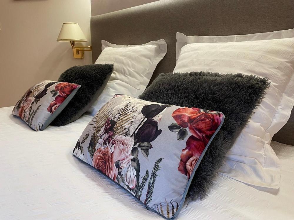 Le Prieure Des Fontaines Hotel Les Preaux Eksteriør billede